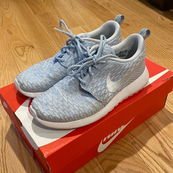 Nike Shoes - Nike Women’s Roshe One Flyknit